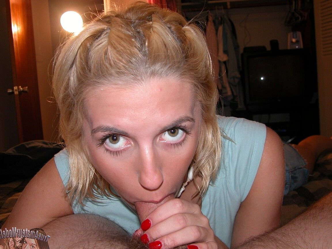 16P La rubia amateur Rachael descubre sus turgentes tetas antes de darse una ducha