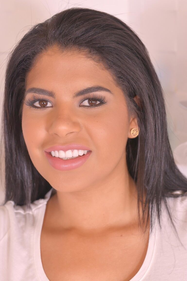 17P Die vollbusige Venezolanerin Sheila Ortega fingert ihre Fotze unter der Dusche