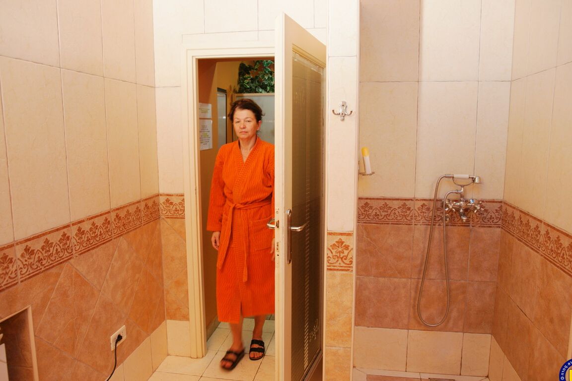 21P Versaute Omas ziehen sich aus und zeigen ihre großen Titten, während sie im Spa entspannen