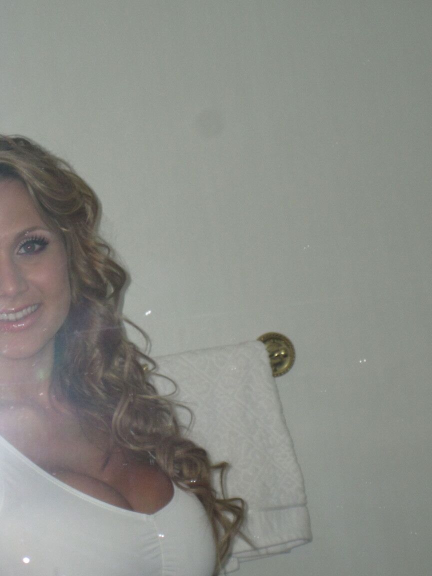 18P La rubia estadounidense en forma Alanah Rae haciendo alarde de sus grandes tetas y curvas sexys