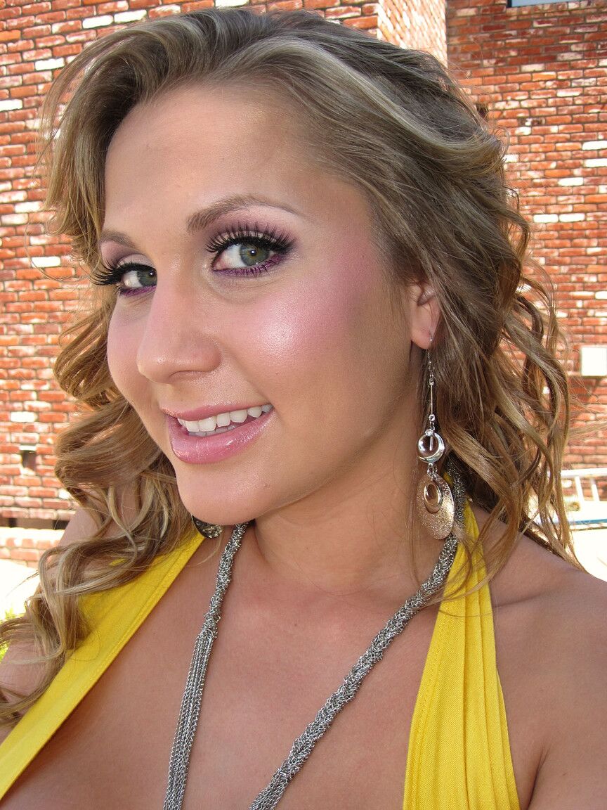 18P La rubia estadounidense en forma Alanah Rae haciendo alarde de sus grandes tetas y curvas sexys