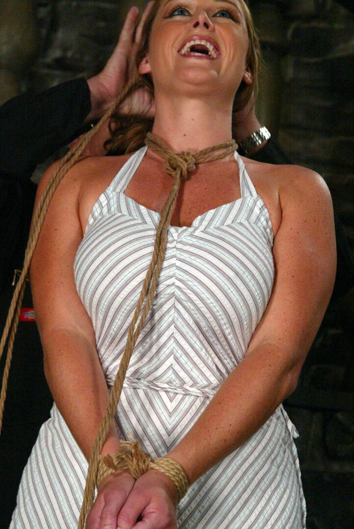 21P La superbe MILF Christina Carter se fait ligoter
