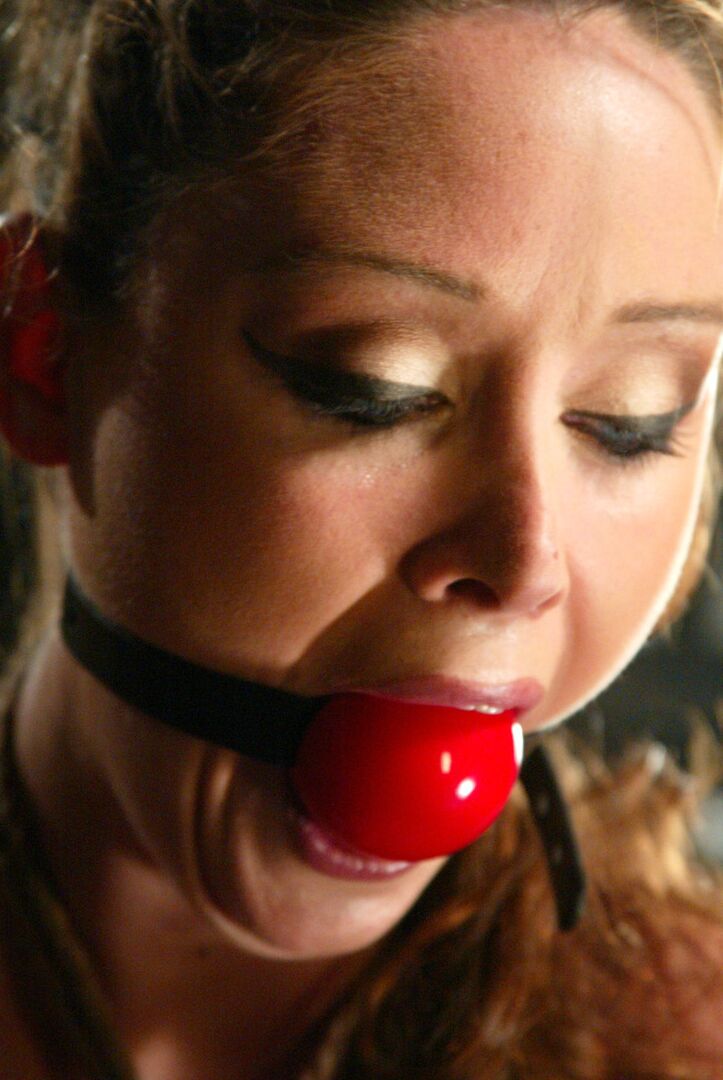 21P La superbe MILF Christina Carter se fait ligoter