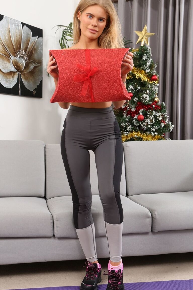 21P Blonde cutie Tayla lifting weights and posing topless on the sofa