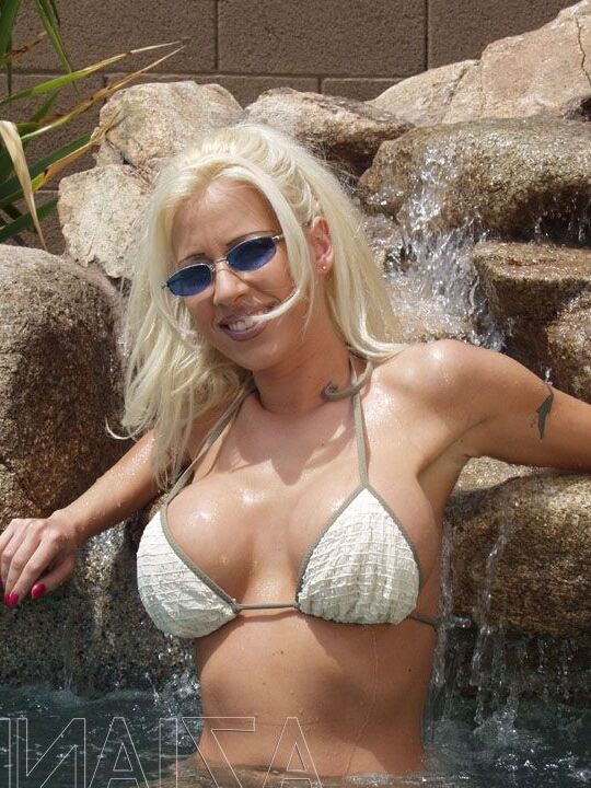 21P La MILF blonde tentante Kelly Erikson exhibe ses seins brillants dans la piscine