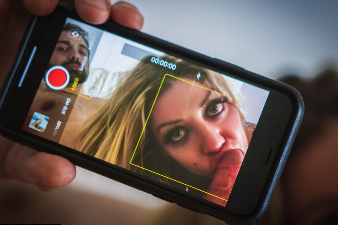 20P La pareja cachonda Donnie Rock y Karma Rx hacen un vídeo sexual casero