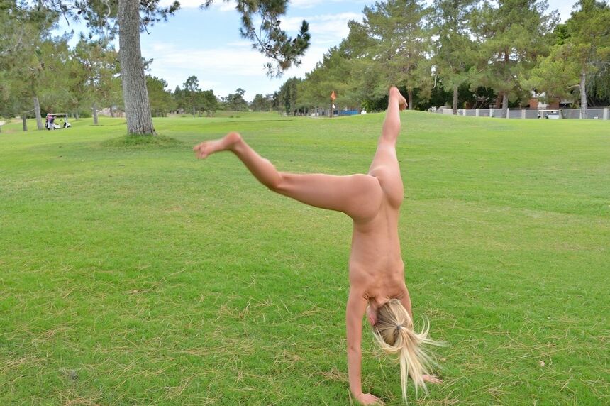 16P Chica rubia sexy se quita los pantalones de spandex y la blusa para posar desnuda en un parque público