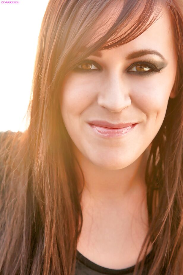 16P 大きなオッパイを屋外で解放する巨乳モデル Leanne Crow