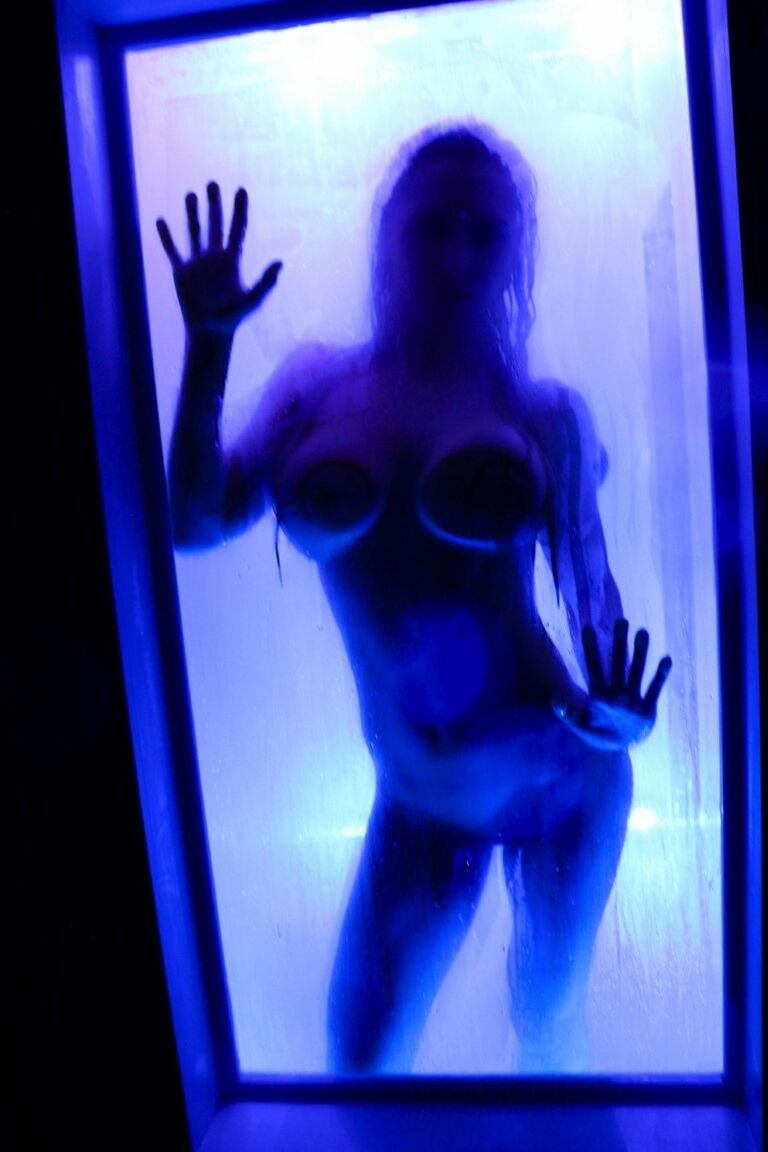 12P アリックス・リンクスがシャワーを浴びているときに巨乳をシャワー室に押し付ける