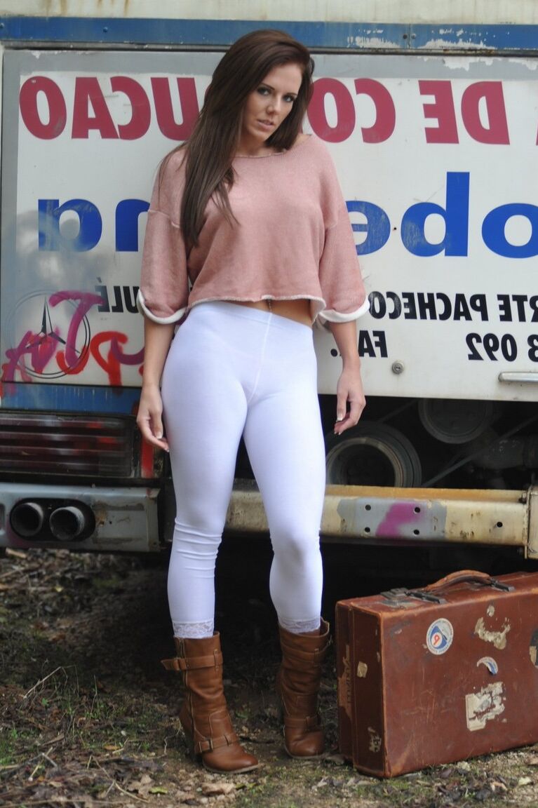 12P Garota solo Jennifer Nexus mostra os peitos antes de entrar no ônibus