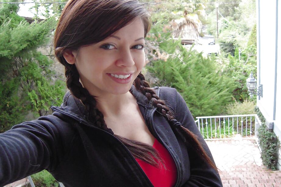 16P Latina deportiva con coletas Evie Dellatossa desnudándose en el gimnasio