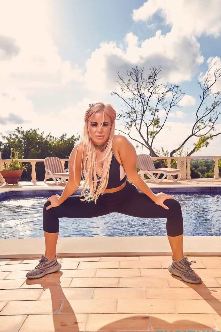 12P A modelo fitness loira Blaise Boal mostra seus peitos lindos enquanto faz ioga