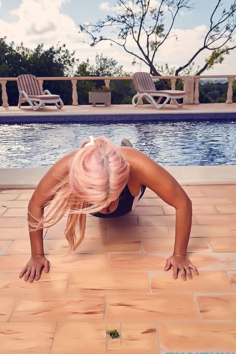 12P A modelo fitness loira Blaise Boal mostra seus peitos lindos enquanto faz ioga