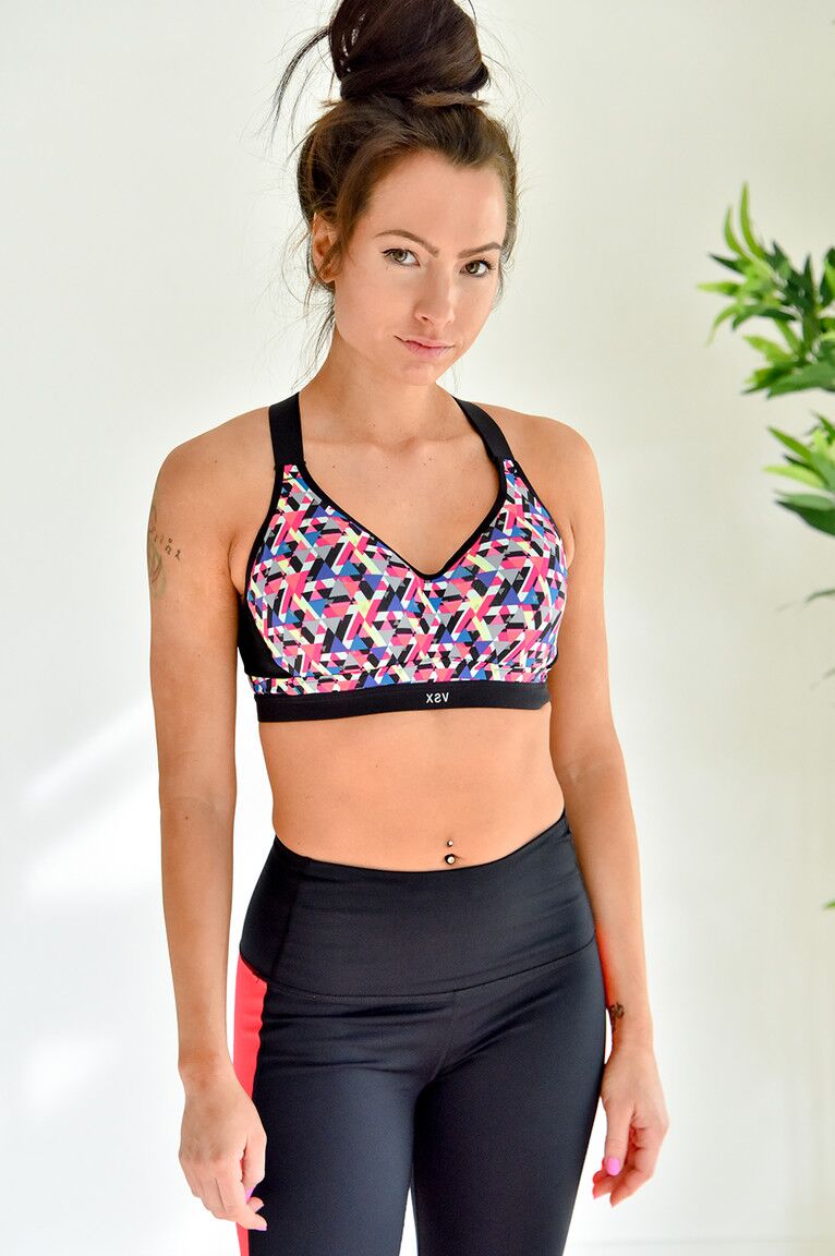15P Fit girl does yoga in the nude before flashing while in public