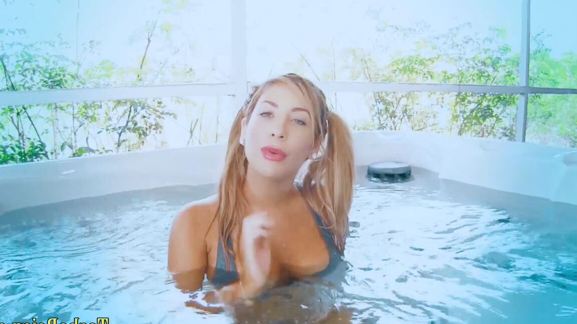 21P La belle blonde Tasha Reign expose ses gros seins en nageant