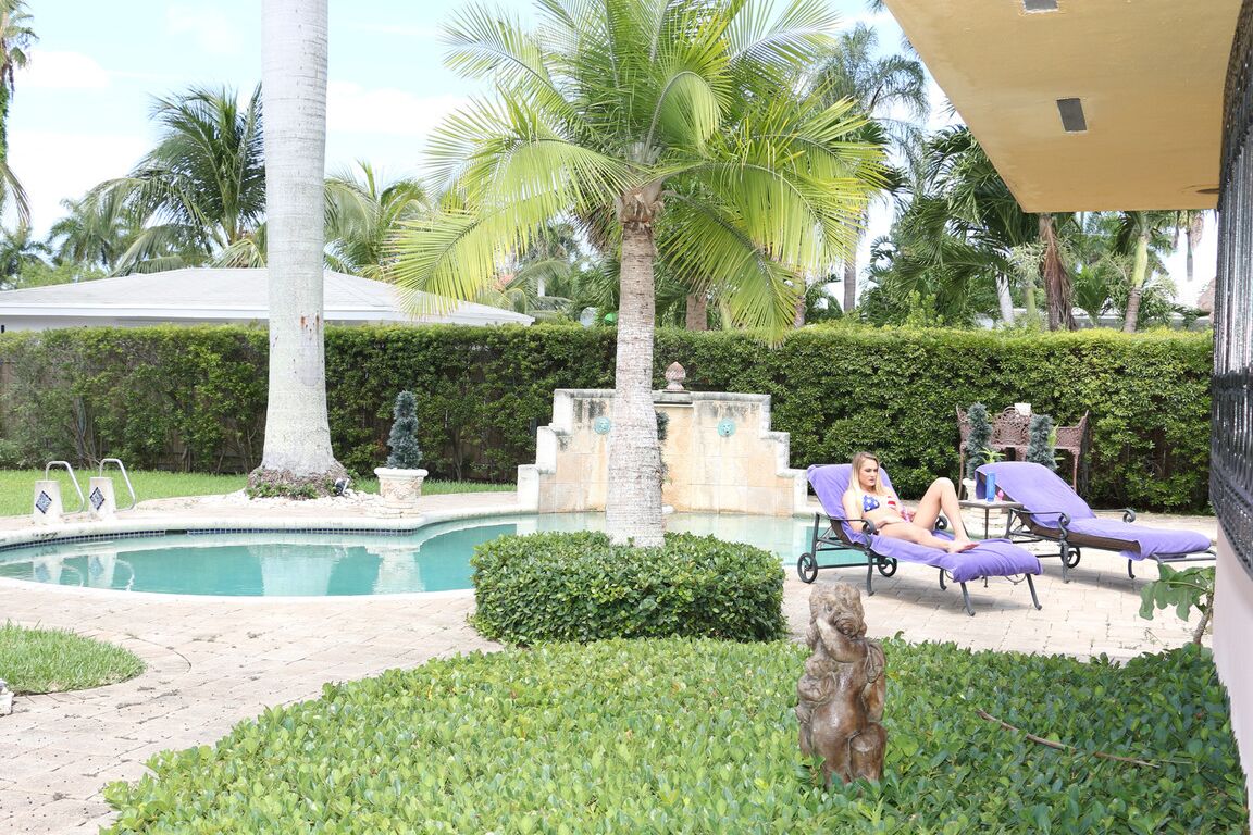 21P La linda rubia Avalon Heart muestra su cuerpo caliente antes de ser follada junto a la piscina