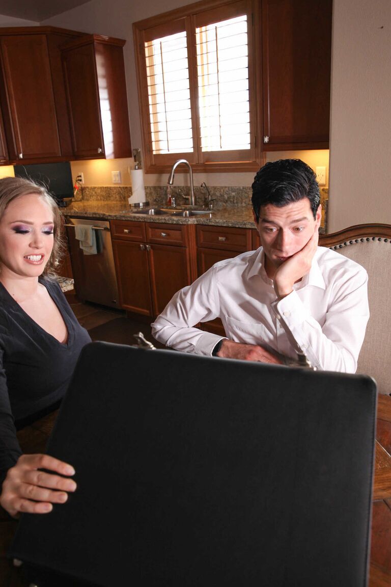 21P A dona de casa peituda Kagney Linn Karter leva uma lambida na bunda