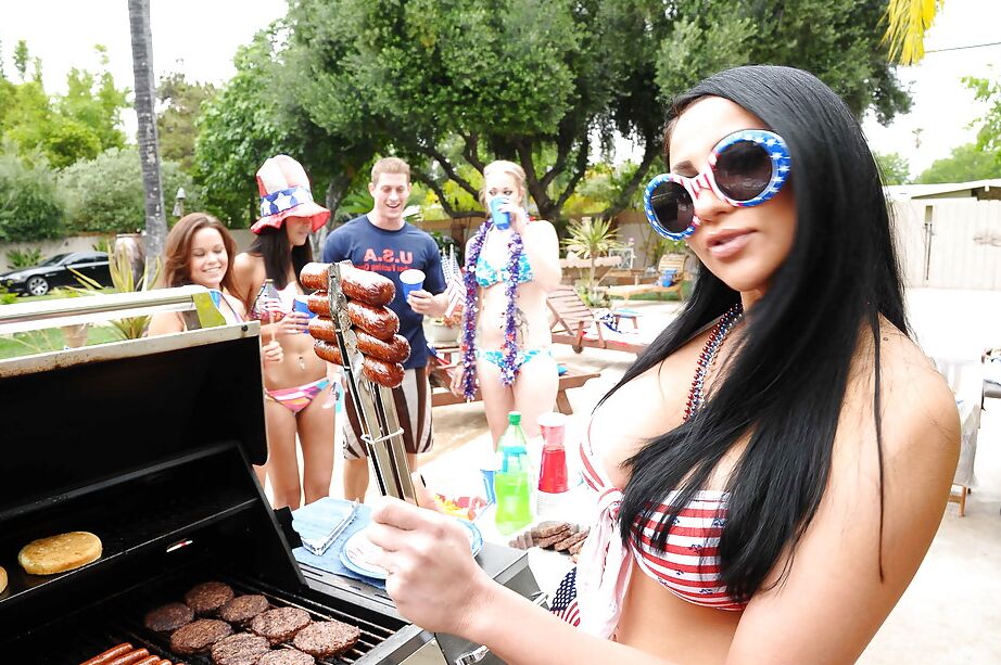 La estrella porno 16P Audrey Bitoni se quita el bikini para ser follada junto a la piscina