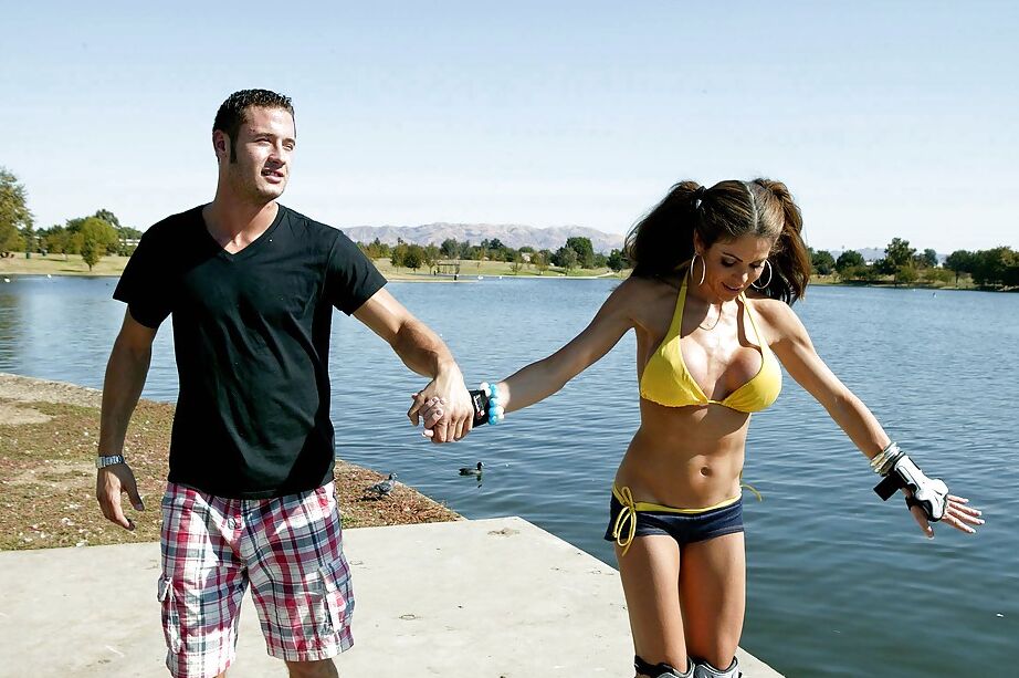 16P La belle Hunter Bryce en bikini préfère la baise hardcore au sport