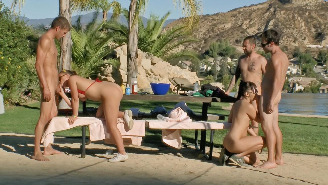 15P-Schlampen im Bikini ziehen sich am See für einen heißen Gruppensex aus, lutschen und ficken