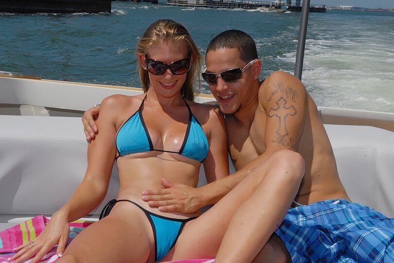 16P Bikini abraza las pequeñas tetas de Sunset Diamond en una escena anal dura al aire libre