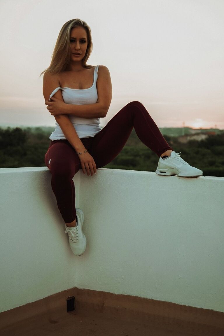 12P A garota loira Candice Collyer tira a legging preta para ficar nua na varanda