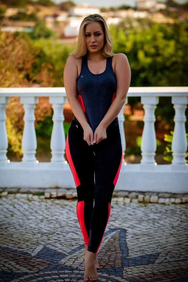 Candice Collyer, mannequin britannique de 12P, dévoile son corps sexy en spandex sur un balcon