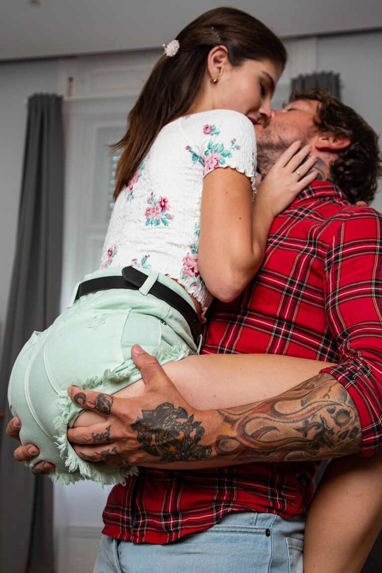21P Adolescente morena con un gran botín caliente Sara Bell recibe una erección en su manguito