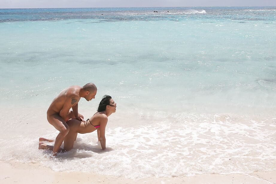 16P La star du porno sexy Liz Valery se déshabille de son bikini et se fait baiser sur la plage.