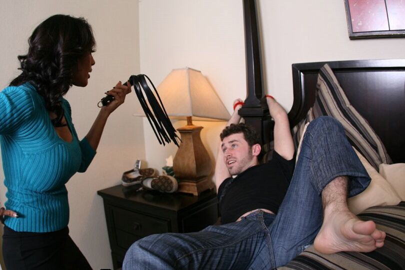21P Indian cougar Priya Anjali Rai takes a big prick in her tasty clam on a bed