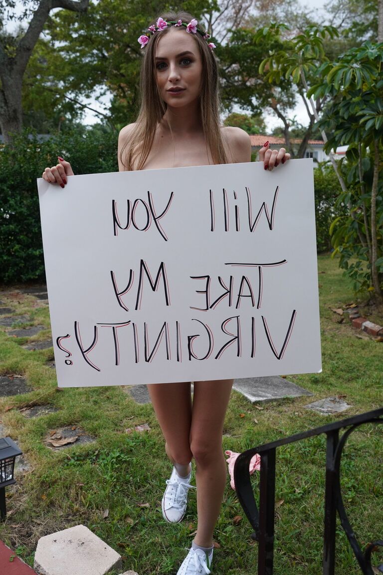 21P A morena magra Kyler Quinn perde a virgindade no dia dos namorados