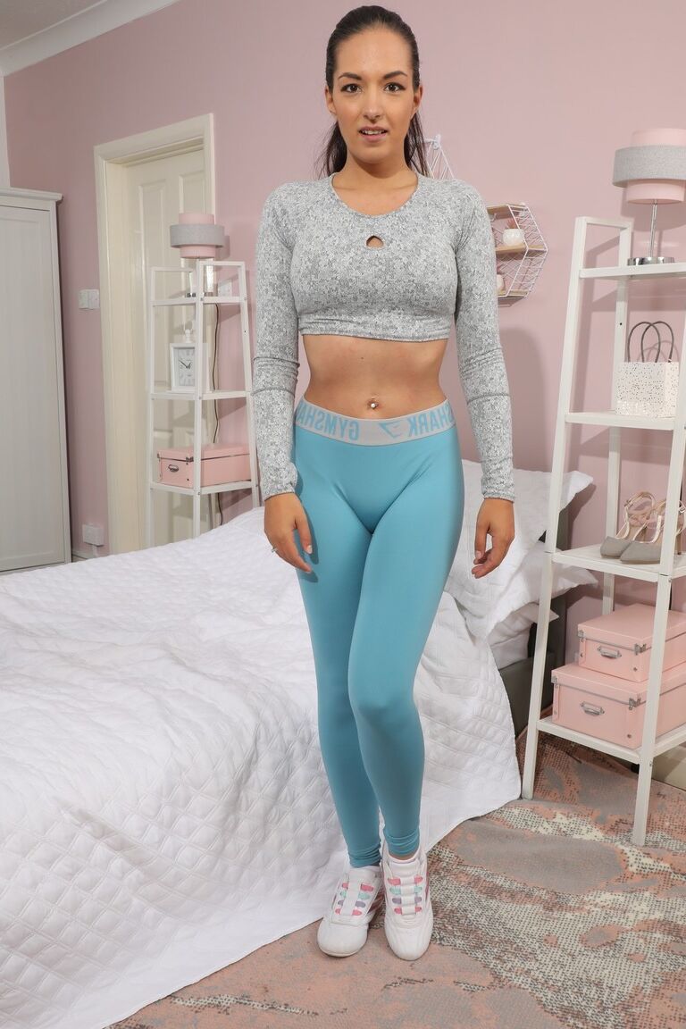 16P La morena Rebecca G libera sus pechos de la ropa deportiva