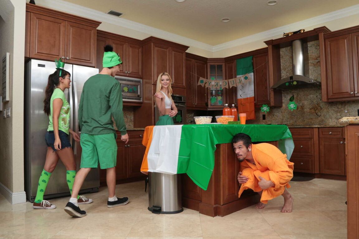 21P La adolescente rubia Riley Star es follada durante la celebración del Día de San Patricio