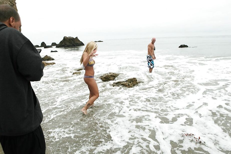 16P La star du porno Jessica Moore en bikini se fait défoncer la chatte en plein air.