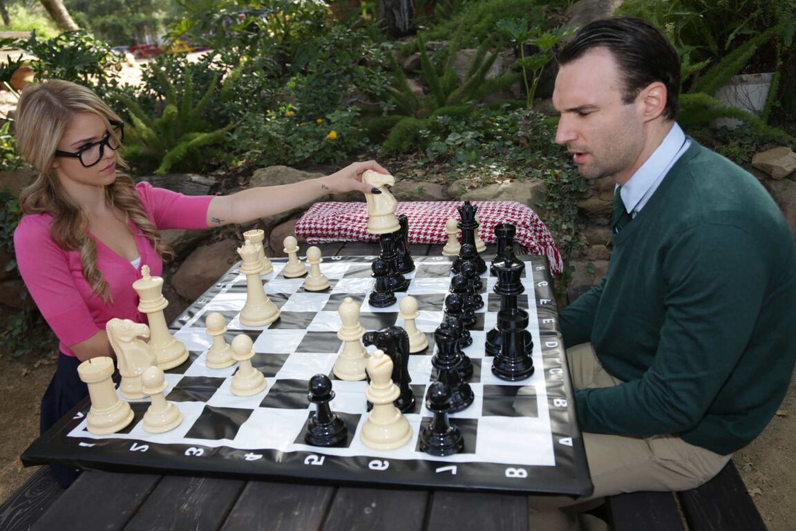 21P Kali Roses, une écolière ringard, révèle son cul et se fait baiser après une partie d'échecs