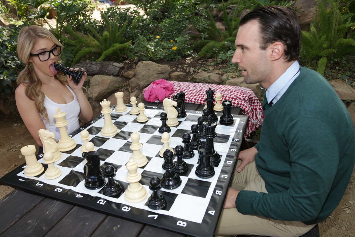 21P Kali Roses, une écolière ringard, révèle son cul et se fait baiser après une partie d'échecs