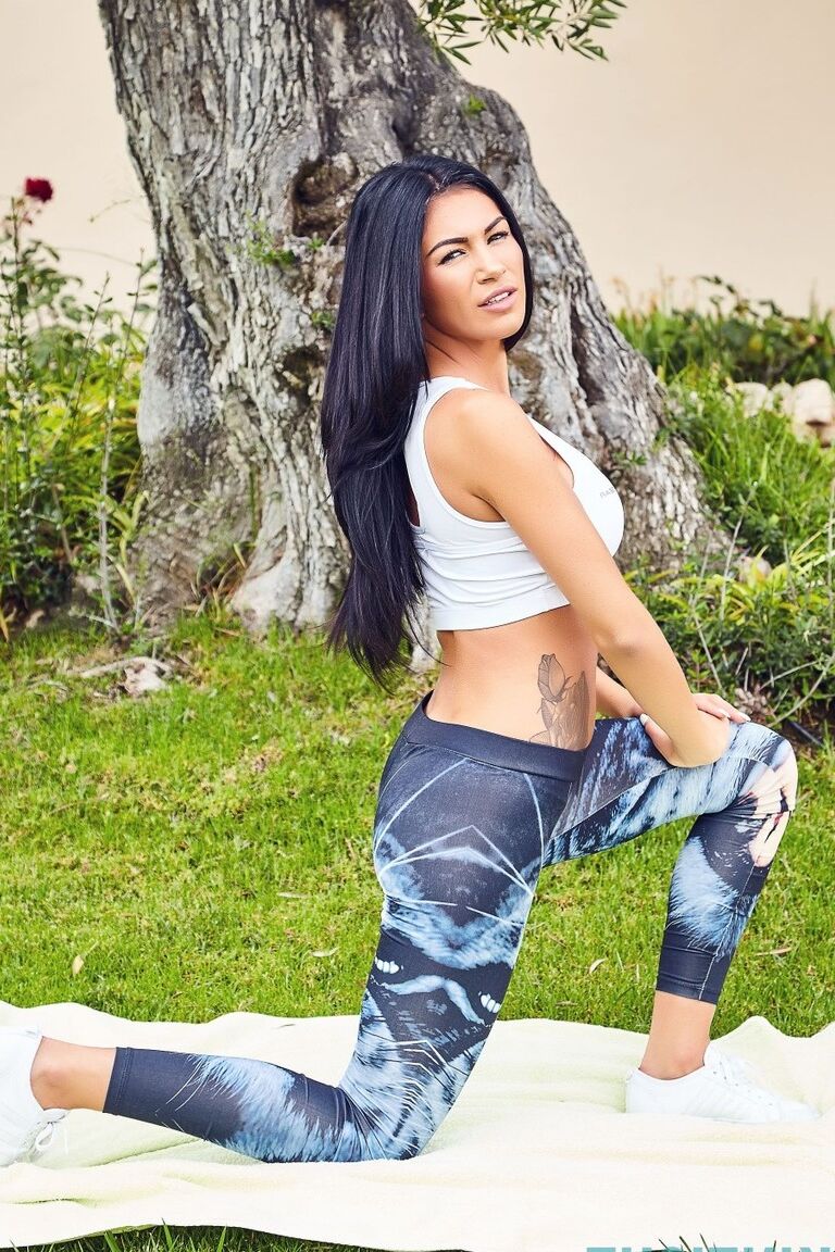 12P A garota sexy do Reino Unido, Jessie Boulevard, mostra seus seios firmes antes de puxar as leggings