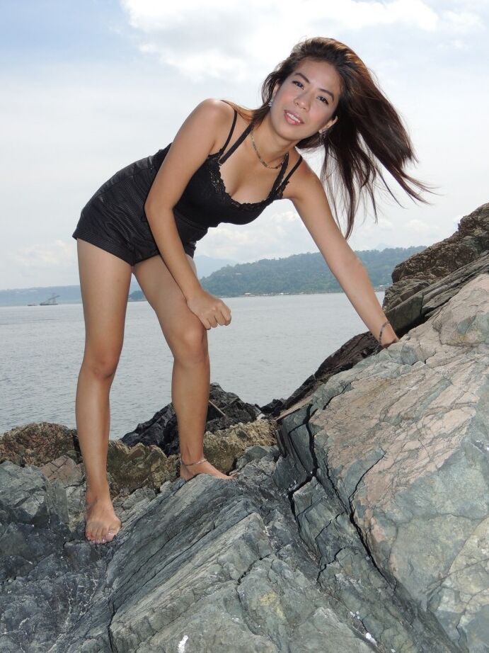 21P Filipina Chelsy amadora magra expõe sua figura pequena antes do sexo