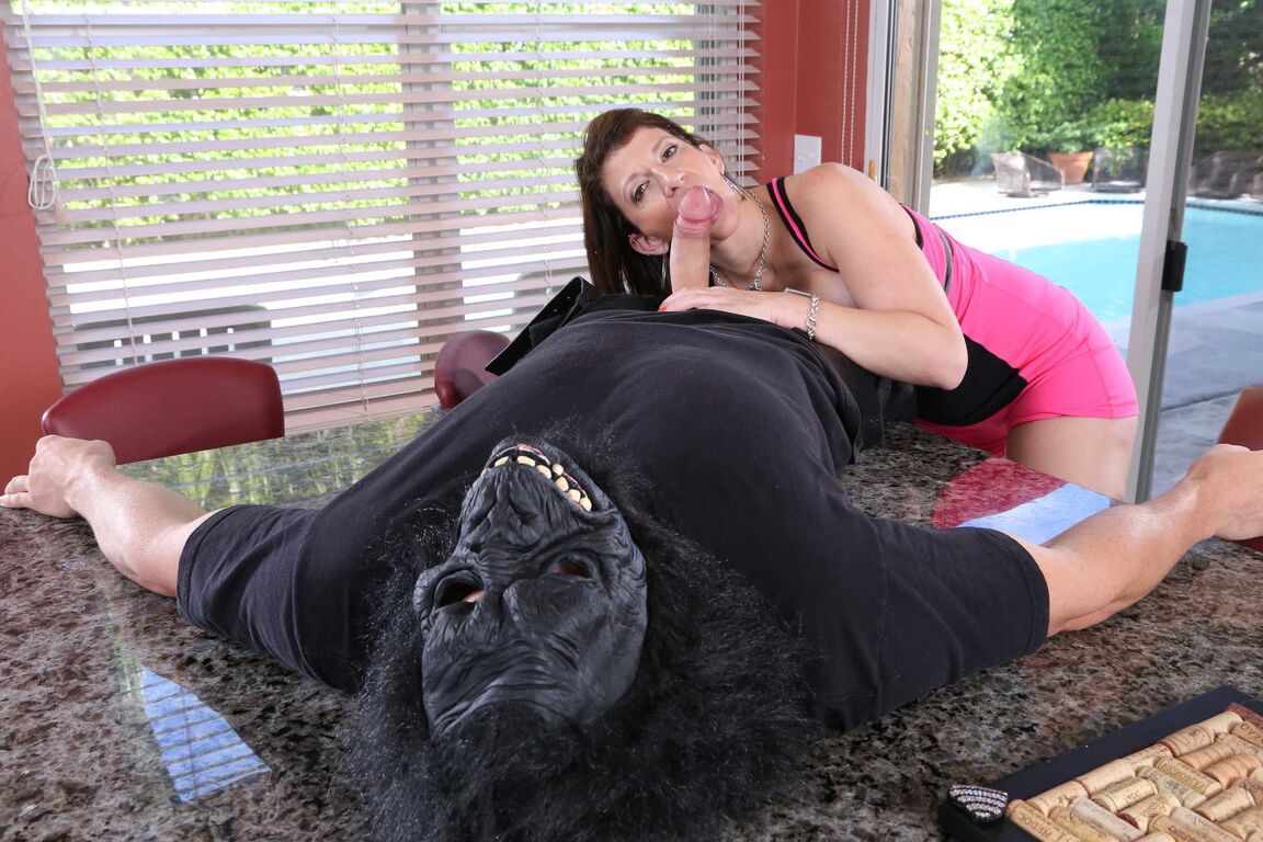 21P MILF Sara Jay mit großen Titten lutscht gerne