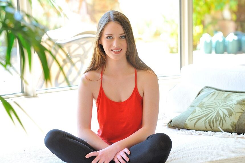 16P Chica adolescente caliente se desnuda lentamente mientras hace yoga