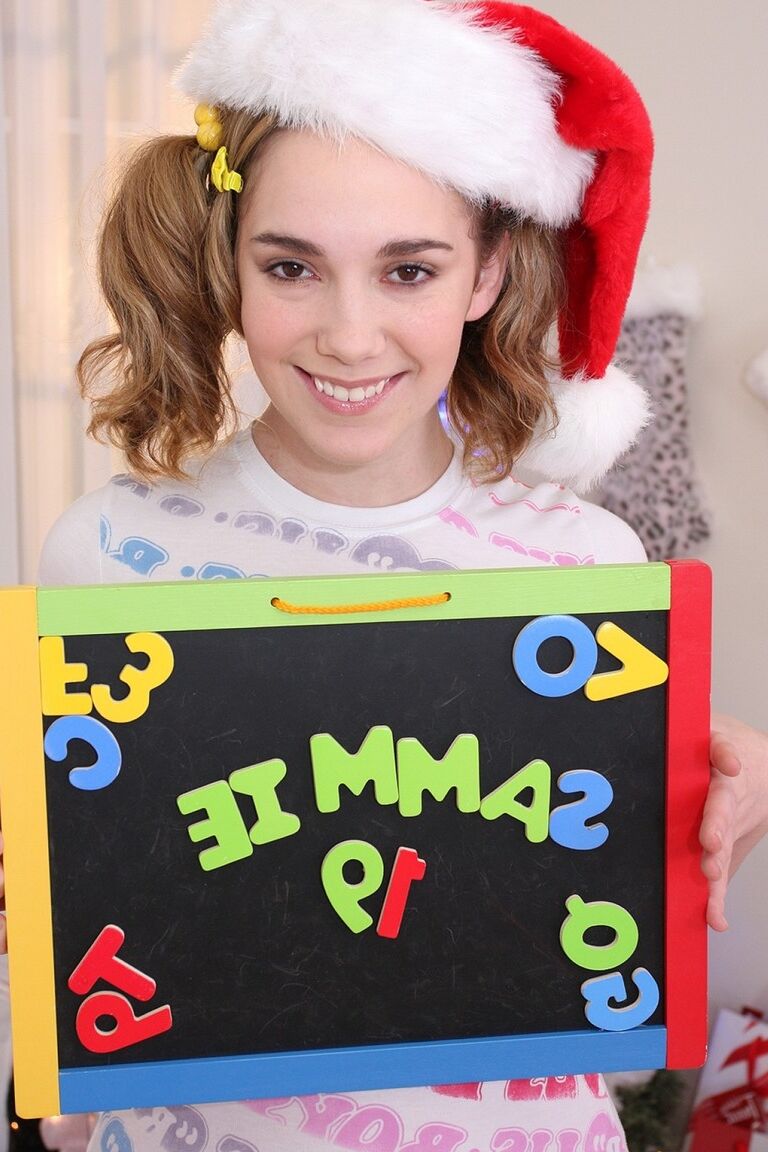 21P Adolescente con coletas Sammy Grand muestra sus naturales