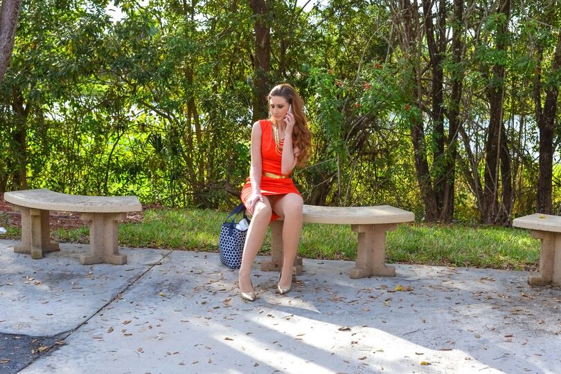 12P Nena madura con vestido rojo chupando una polla enorme y recibiendo una carga de semen en la cara