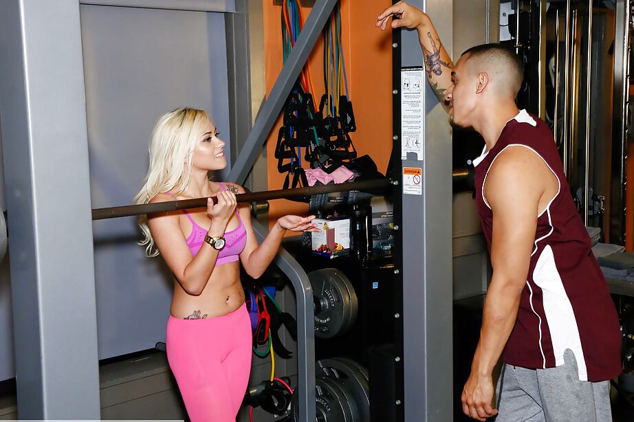 16P Rubia deportiva con tatuajes Marsha May folla justo después del entrenamiento