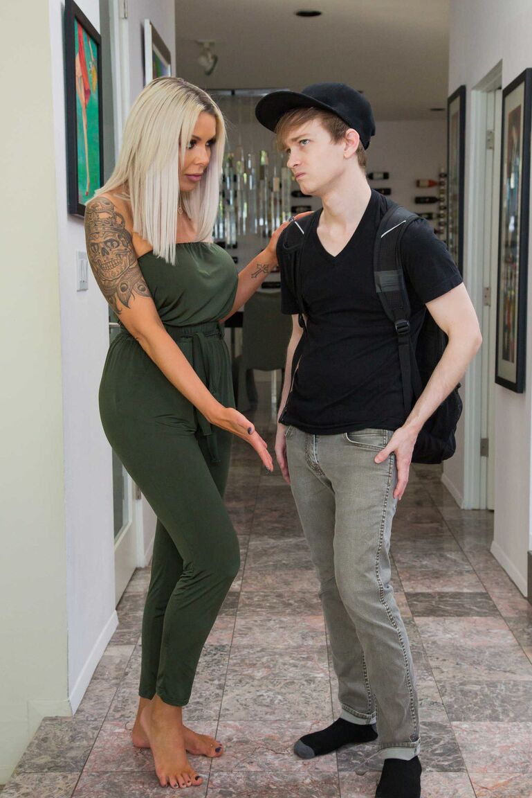 21P La impresionante MILF Nina Elle hace una cubana antes de ser follada en medias de nailon calientes