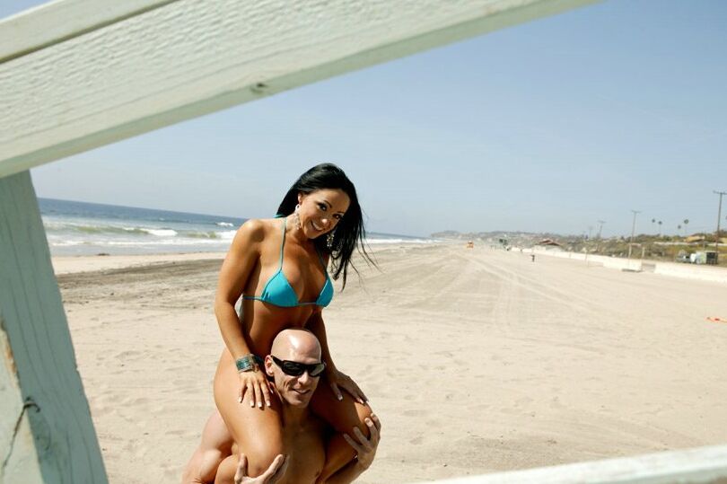 16P Estrella porno caliente en bikini Cherokee taladrada duro en su coño afeitado