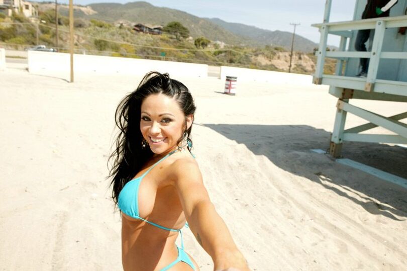 16P Estrella porno caliente en bikini Cherokee taladrada duro en su coño afeitado