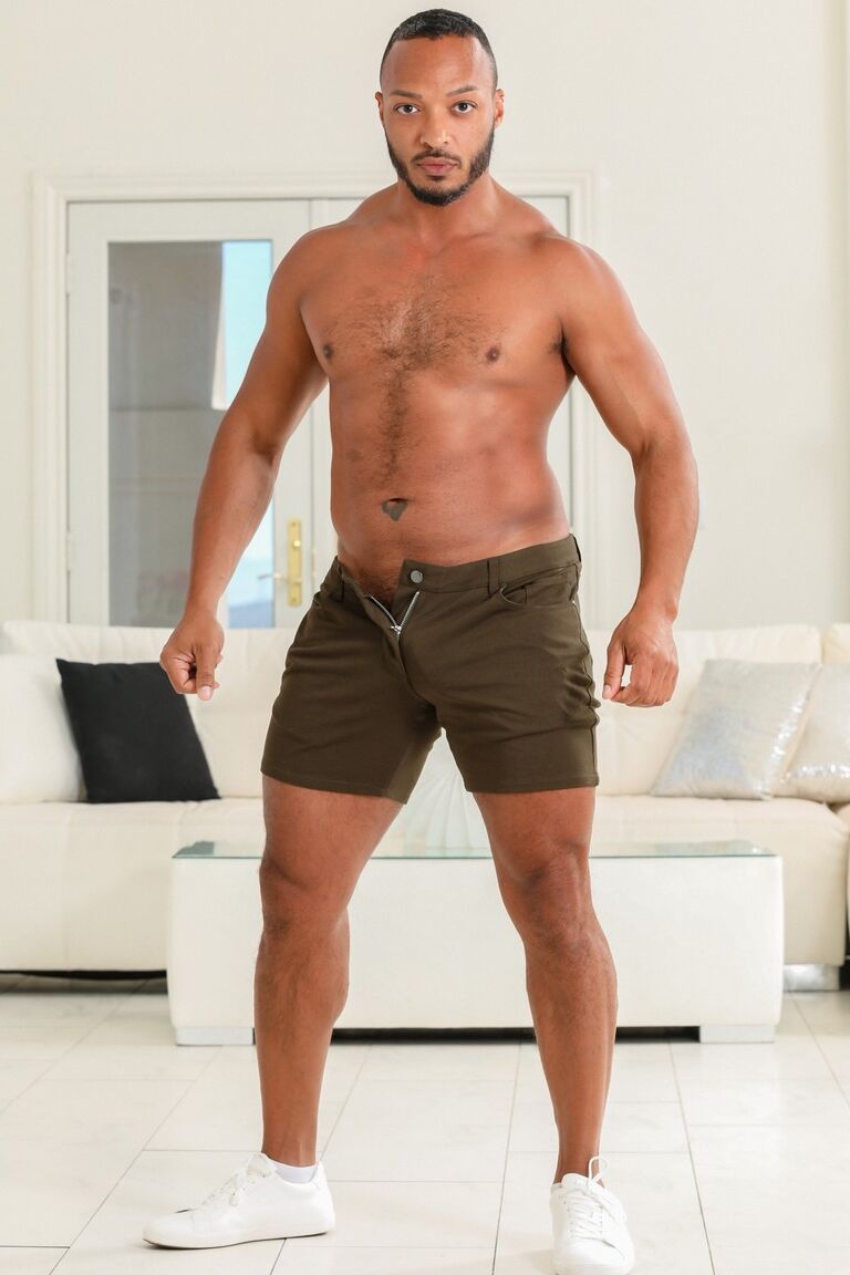 15P A garota morena Liv Revamped faz sexo sem camisinha com homens bissexuais
