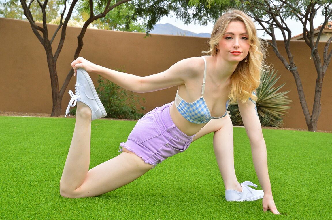 15P La blonde maigre Hailee affiche sa flexibilité avant de se masturber dans une cour