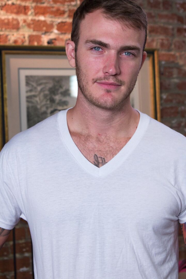 20P Angel Allwood, épouse aux gros seins, cocu son mari bisexuel avec son beau-fils
