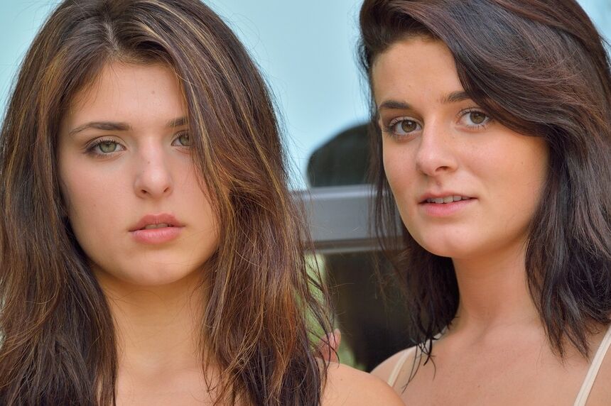 15P Garotas lésbicas gostosas exibem bunda gostosa na rua e dão um beijo e uma sessão de pet